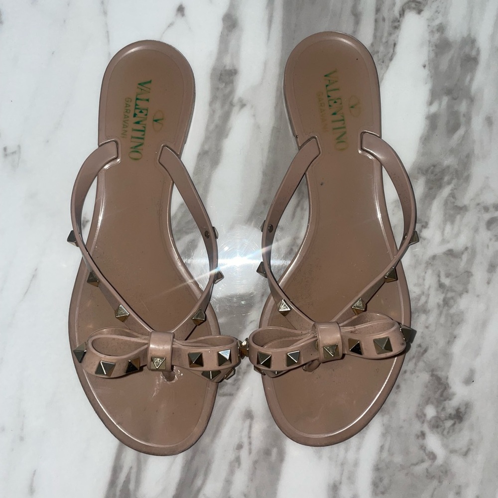 Valentino Garavani PVC flip flops.
Nude, comes with box and dust bag